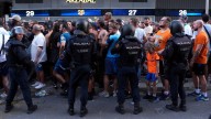 Video | Tenso comienzo de la Champions: hubo enfrentamientos entre hinchas y policías a las afueras del Santiago Bernabéu