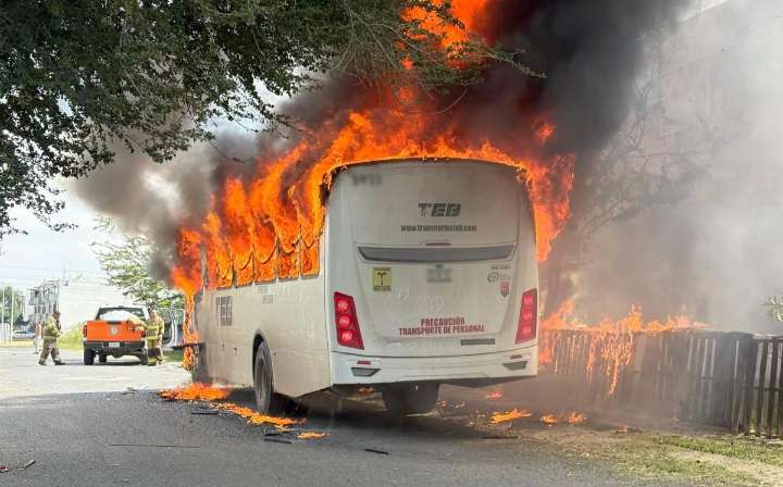 Misterioso. Se incendia un camión de transporte de personal estacionado en Tlajomulco; se desconoce la causa
