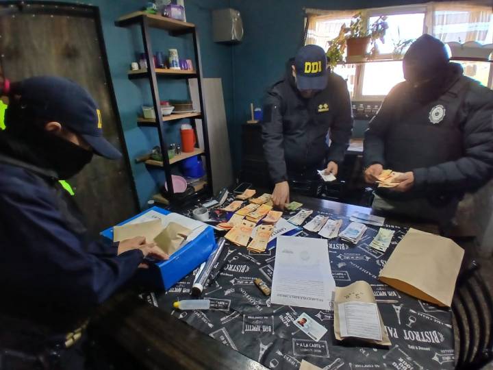 Amplio operativo policial en Caleta Olivia y Pico Truncado: allanamientos con resultados positivos