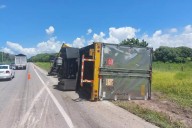 Vuelca tractocamión con frutas y verduras en la carretera Isla Aguada