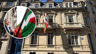 El PNV cuelga la ikurriña en el palacete de París que el Gobierno le regaló