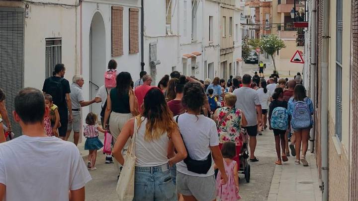 Vuelta al cole con "dolçaina i tabalet" en Potries y empañada por la lluvia y sin rastro del Edificant en Tavernes