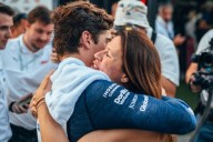 La madre de Franco Colapinto fue a votar tras el GP de Italia en moto y con un curioso casco