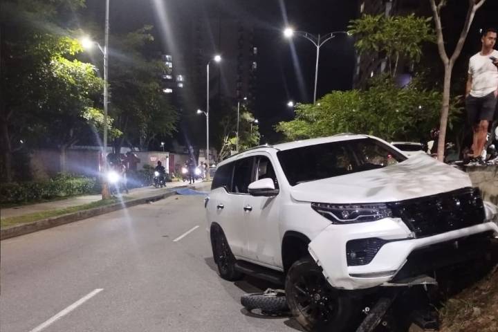 Conductor de camioneta arrolló a motociclistas en Floridablanca y huyó: un muerto y cinco heridos