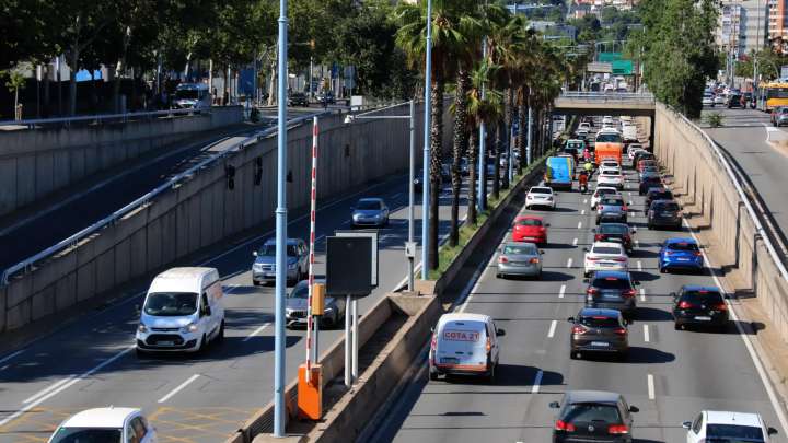 Cerca de 2.000 coches circulan por los tramos más congestionados de la Gran Via y la calle Aragó de Barcelona cada hora