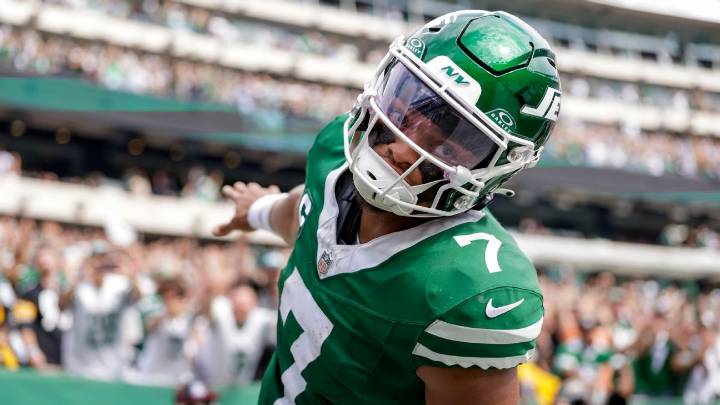 Despite loss, Justin Fields gives Jets hope with strong game