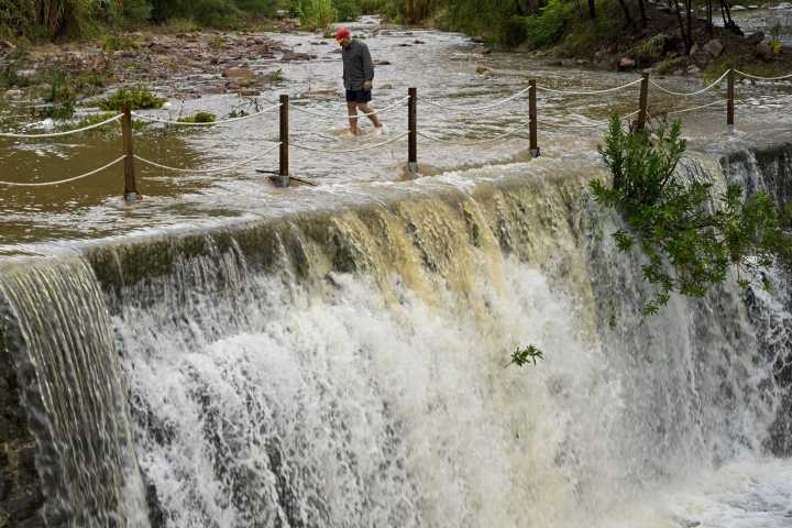 Vuelos cancelados, suspensión de clases, inundaciones y rescates por las lluvias torrenciales en la Comunidad Valenciana