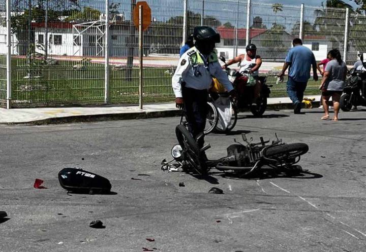 Choque entre motociclistas deja dos personas lesionadas en Chetumal