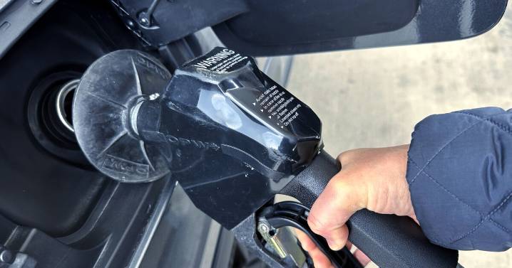 Michigan gas prices down 13 cents this week, down nine cents in metro Detroit