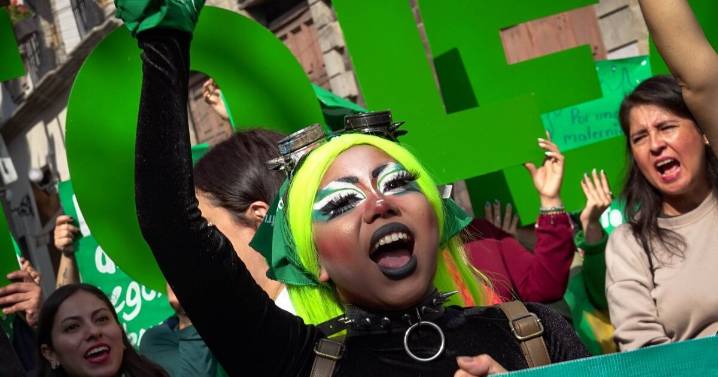 Mujeres marchan en CDMX para exigir aborto legal y seguro en todo el país