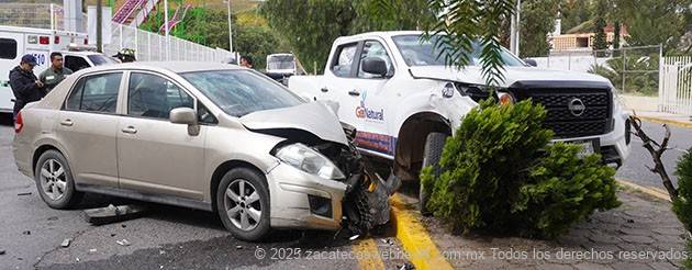 CONDUCTOR DE PICK-UP PROVOCA ACCIDENTE EN LA VIALIDAD CALZADA DE LOS DEPORTES