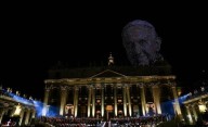 Miles de drones formaron su rostro: el emotivo homenaje al papa Francisco en el Vaticano