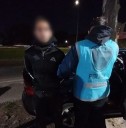 Golpeó a una mujer con una botella para robarle y lo encontraron comprando en un supermercado