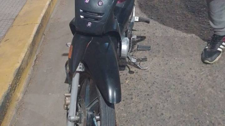Una motociclista resultó herida tras impactar con una camioneta