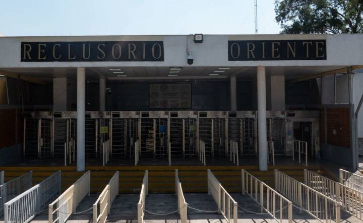 Intentó ingresar marihuana al Reclusorio Oriente; mujer de 51 años es detenida con 121 gramos ocultos en su ropa interior