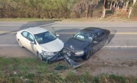 Chocaron dos autos de frente a la altura del Polideportivo de la ruta