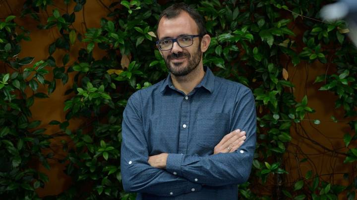 Isaac Rosa abre las puertas de un club invisible llamado insomnio
