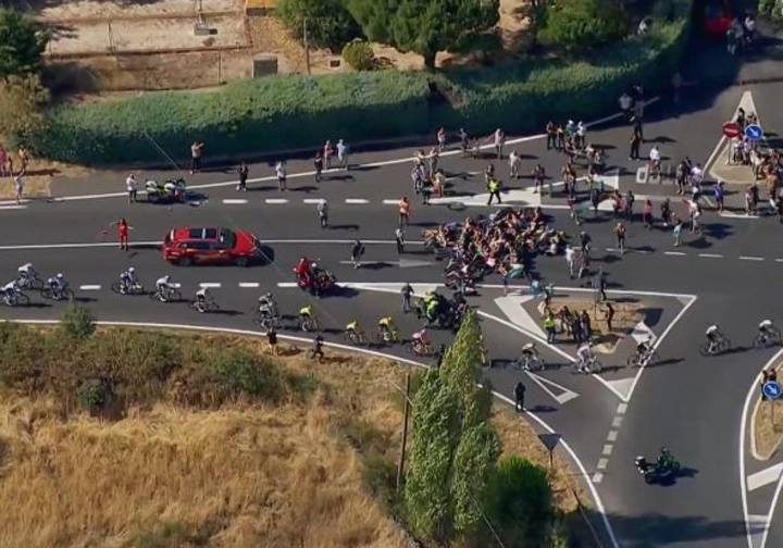 Un grupo de manifestantes propalestinos intentan cortar el paso de los ciclistas a 20 kilómetros de meta