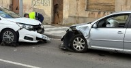 Choque frontal entre dos turismos en la Avenida Juan Pablo II