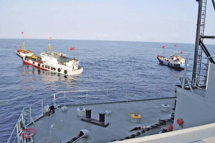 China acusa a un barco filipino de chocar contra su guardia costera y responde disparando cañones de agua