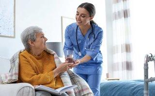 Día del Gerontólogo: reconocer a quienes cuidan de la vejez con ciencia y humanidad