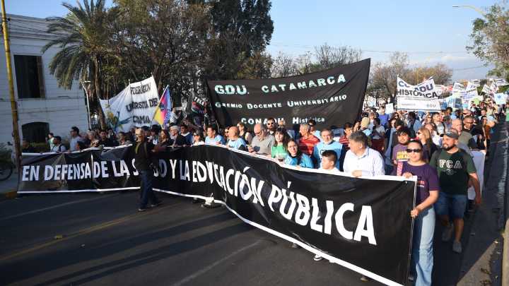 Multitudinaria movilización en Catamarca en defensa de la universidad pública y la salud
