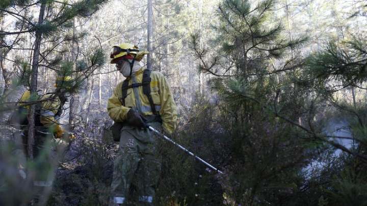 Baja a nivel 0 el fuego de Santiago de la Valduerna, aunque sigue activo