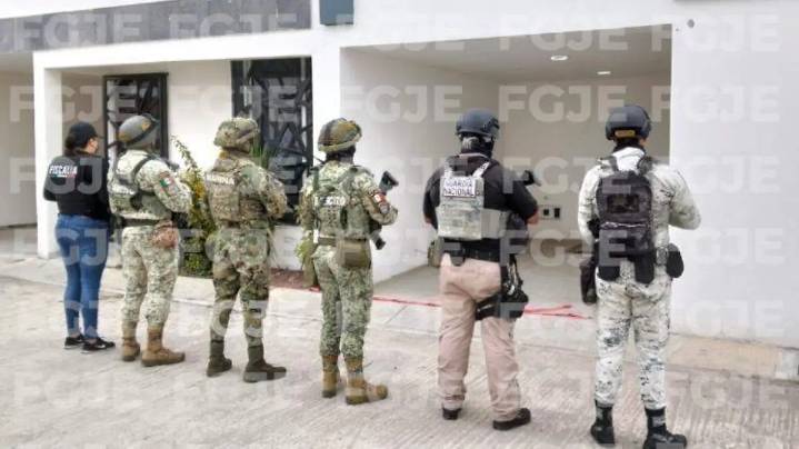 Aseguran armas y chaleco táctico en una vivienda ubicada en Santa Cruz Tlaxcala