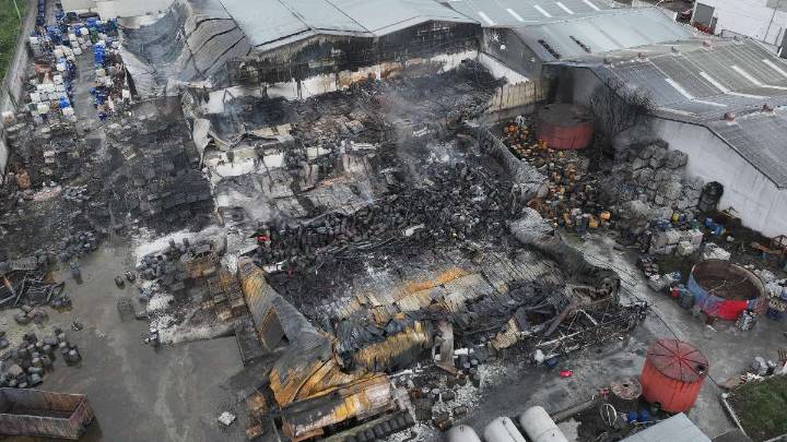 Siguen labores de enfriamiento tras incendio de fábrica de aceites en Apodaca, Nuevo León