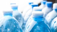 Los científicos piden que se deje de consumir este producto embotellado: "Los riesgos..."