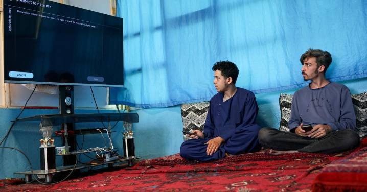 Los talibanes cortan internet y aíslan a Afganistán del mundo