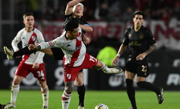 Estudiantes jugó un mal primer tiempo y se fue al descanso perdiendo con River 2 a 0