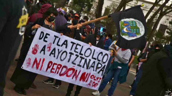 Marchan en Toluca por los 11 años del caso Ayotzinapa