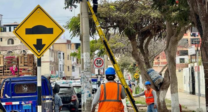 Trujillo: Retiran cables aéreos en desuso en urb. Monserrate