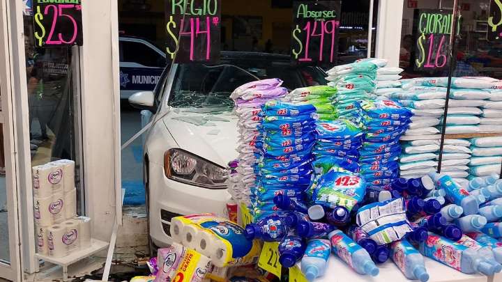 Automóvil se impacta contra entrada de farmacia en fraccionamiento Ana de Torreón