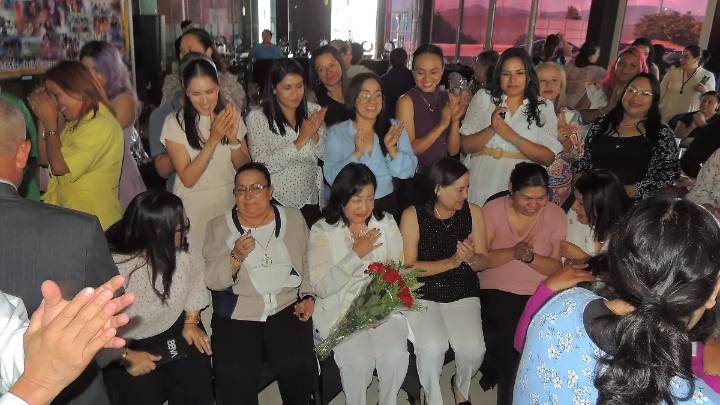 Emotivo reconocimiento a la maestra Carmelita, se jubila luego de 46 años de servicio a la educación