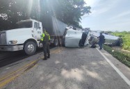 Conductor de tractocamión sufrió microsueño y se volcó: solo daños materiales