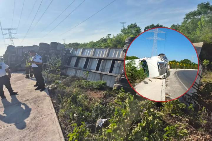 Tráiler sufre volcadura en la avenida Chac Mool con Huayacán en Cancún