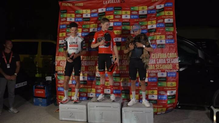 Bochorno en la Vuelta: Vingegaard celebra la victoria improvisando un podio sobre neveras en un parking