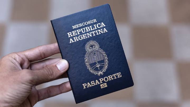 Piden a ciudadanos argentinos que devuelvan miles de pasaportes por una falla de seguridad en su fabricación
