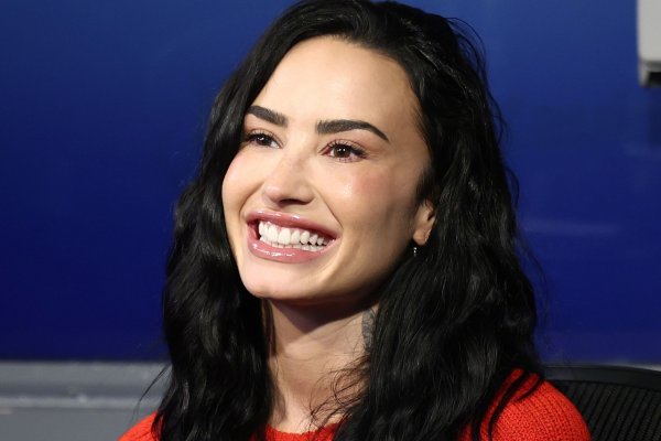 Demi Lovato acaba de (re) convertir en tendencia la manicura francesa cuadrada
