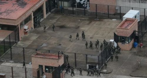 Ecuador : un guardia y 13 presos muertos en motín
