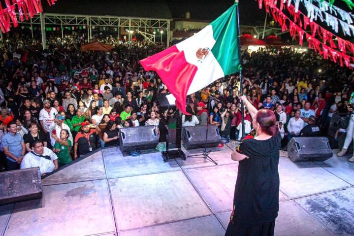 Anabel Guerrero encabeza el Grito de Independencia en Xalisco