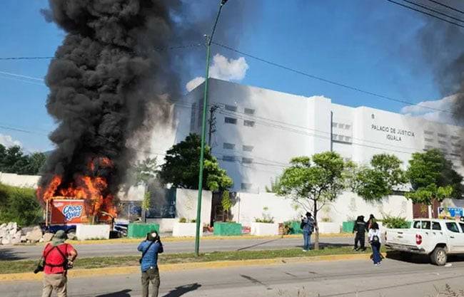 Queman tres camionetas frente a Palacio de Justicia de Iguala por caso Ayotzinapa