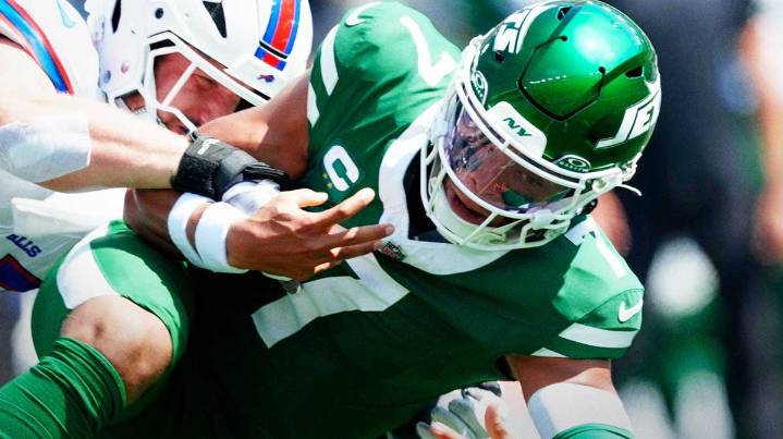 Jets fans booing already as Justin Fields turns back into pumpkin to start Bills game