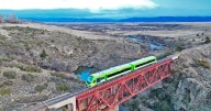 El tren que invita a descubrir la estepa bajo las estrellas, de Bariloche en primavera