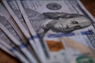 El dólar oficial bajó cinco pesos y cerró a $1.355 este jueves