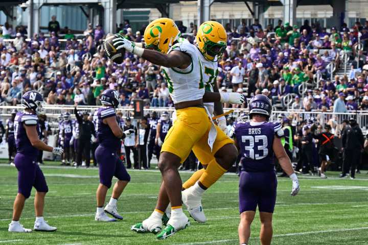 No. 4 Oregon cruises past Northwestern 34