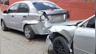 Se desplaza camión sin chófer e impacta a dos vehículos en la colonia Praderas