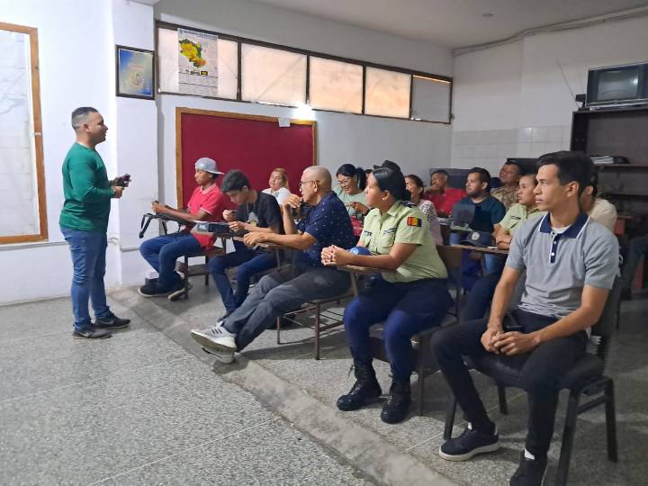 Inces dictó primer curso de barbería a funcionarios de Polimaturín 